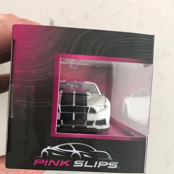 Pink Slips White 2016 Ford Mustang GT Die-Cast Model - Picture 7 of 8